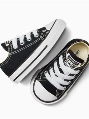 Converse| Kids/Toddler Chuck Taylor Low Top Black & White Sneakers Sz 8